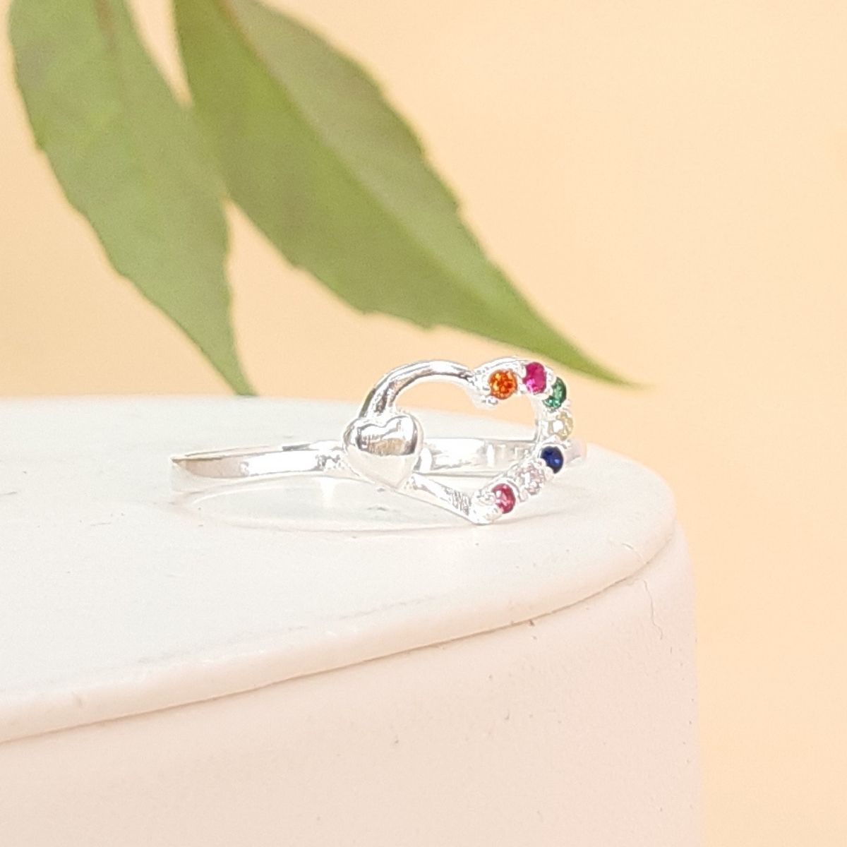 Anillo de Doble Corazón con Detalles Multicolor